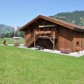 Alpenchalet Weidhaus Gstaad - Dachwohnung - Studio - Stockbettzimmer โรงแรมในกืซตาด์ก