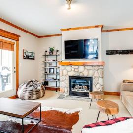 220 Snowbridge w/ Free Shuttle to Village, viešbutis mieste Kolingvudas