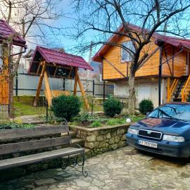 За горбами, hotel in Yaremche