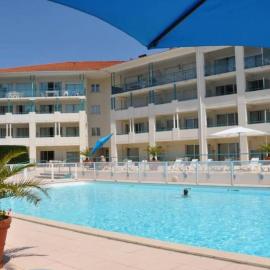 studio idéal couple 2 enfants, bien situé, calme, hotel in Ciboure