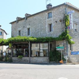 Logis Hotels- Auberge de la Tour - Hôtel et restaurant, viešbutis mieste Sauzet