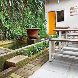 Jeng Tini Guest House, hotelli kohteessa Bogor