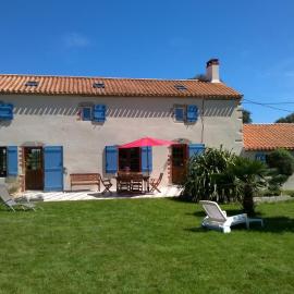Corps de ferme spacieux avec grand jardin, 10 personnes, hotel in LʼAiguillon-sur-Vie