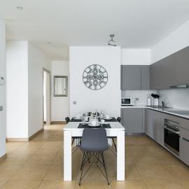 Prestige Apartments by Quokka 360 - Spacious Flats with Private Terraces, hotel Luganóban