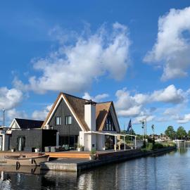 New high end waterfront family villa、スタフォーレンのホテル