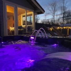 Aurora mökki kylpyaltaalla Lapissa Tenojoen rannassa, khách sạn ở Nuorgam