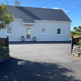 Cozy Coastal Cottage in Ballinskelligs, Kerry, hotel in Cahersiveen