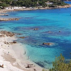 2 bedrooms, 15 min walk to beach, AC, pool & fiber internet in a quiet, private gated domain 5kms to St Tropez