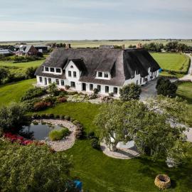 Rickmer's Hoff Grand Cottage - Sauna, Kamin & Reet, hotell i Pellworm