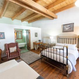 Leo Guest House