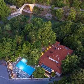 Viesnīca Κonitsa Gefyri hotel pilsētā Konica