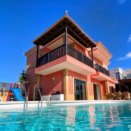 Luxury 5 star Villa Violetta with amazing sea view, jacuzzi and heated pool, hotel in San Agustin