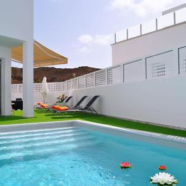 Big Villa Tauro with Private Heated Saltwater Pool & Jacuzzi & BBQ & Game Room & Arcade Games, hotel em Mogán
