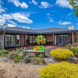 Bream Bay Bach - Ruakaka Holiday Home, hotel in Ruakaka