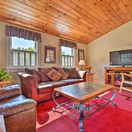 Cozy Apt w/ Hot Tub & Deck, 10 Mi to Stowe Resort!