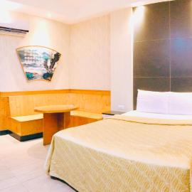 楓情汽車旅館: Pingtung şehrinde bir otel