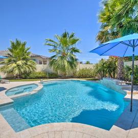Modern Azure Home w/ Beautiful Patio, Pool & Spa!, hotel v mestu Goodyear