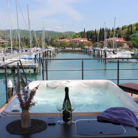Floating house BRAVIA, hotel in Portorož