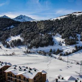 APARTAMENTS COLELLS, hotel in Bordes d´Envalira