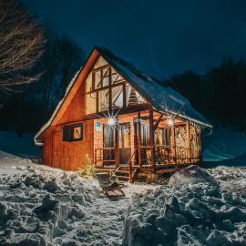 Koliba Šume Pjevaju - robinzonski smjestaj, struja 12 V, voda iz cisterne, hotel sa Mrkopalj