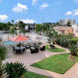 Carlton House Motel and Suites, hotel in St. Pete Beach