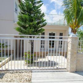 Caribbean Inn and Suites, hotel di Saint Johnʼs