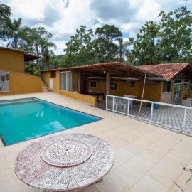 Chácara c piscina churrasqueira e Wi-Fi em Ibiúna