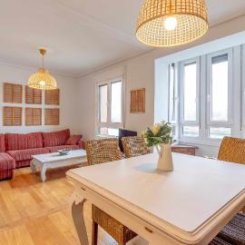 Apartamento KUIA con vistas frontales a la Ría de Bilbao cerca del metro, Hotel in Erandio