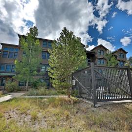 Kicking Horse Lodges 4-205, hotelli kohteessa Granby