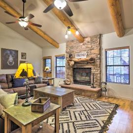 Furnished Balcony w/ Fire Pit: Pinetop Mtn Escape!, hotell i Indian Pine
