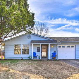 Dog-Friendly Bartlesville Retreat w/ Yard!, ξενοδοχείο σε Bartlesville