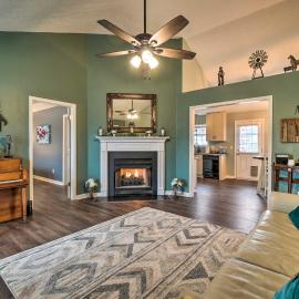 Suburban Getaway w/ Game Room, 19 Mi to Nashville!, hotel u gradu Hunters Store