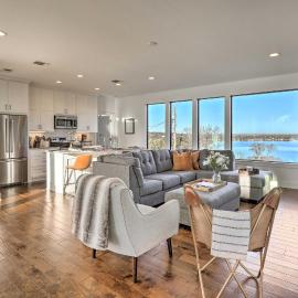 Lake Granbury Views + Game Room! Modern Escape, hotel in Granbury