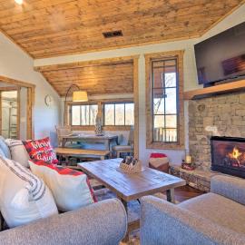 Pet-Friendly Cabin w/ Mtn Views in Chinquapin!