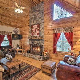 Viesnīca Outdoor Adventure - Charming Cabin w/ Hot Tub pilsētā Sautee Nacoochee