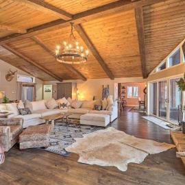 2 Mi to Slopes: Luxe Beech Mtn Cabin w/ Hot Tub, hotel en Beech Mountain