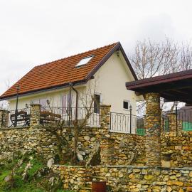 Вила Перуле Villa Perule - Handmade cozy wooden villa in the Rhodope mountain, hotel en Shumnatitsa