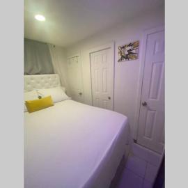 Cute and Cozy Ez Home, hotel a Portmore