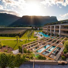 Weinegg Wellviva Resort, hotel a Appiano sulla Strada del Vino