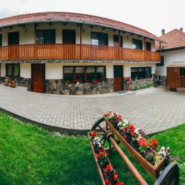 Gyöngyvirág Panzió โรงแรมในLupeni