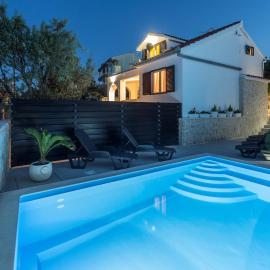 Villa Desire with private pool and sea view，賽維德的飯店