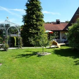 Ferienhaus Marianne Kroschinski, hotel in Siegsdorf