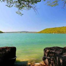 Maison/Gîte familial dans le Jura à 200m du lac avec piscine privée, Hotel in Marigny