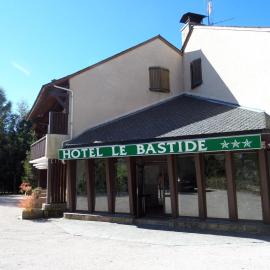 Hôtel le bastide، فندق في ناسبينالز