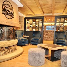 Viesnīca Hotel Petit Lacreu pilsētā Salardu