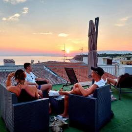 B&B Four Winds 50mt Spiaggia & Castello Aragonese WiFi & AC