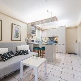 Amazing Apartment Pallini - Near Airport & Metro, hotel Palíniben