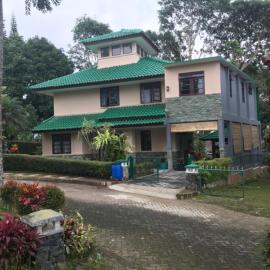 Villa Green Fresh - Bumi Ciherang - Cipanas, hotel in Cianjur
