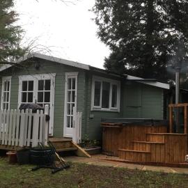 Woodland Cabin With private Wood-Fired Hot-Tub, hotel a Farnham