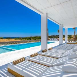 Seashore Villa - Luxury Beachfront - Pool & Sea View, Hotel in Lachania